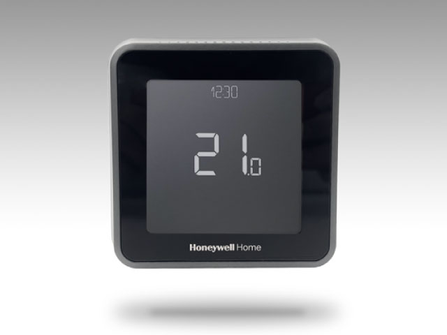 The Honeywell T5 Smart Thermostat displaying 21 degrees.